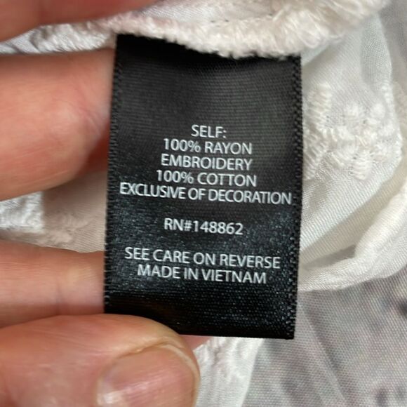 Torrid White Eyelet & Lace Embroidered Hi-Lo Blouse size 1X - Picture 12 of 14